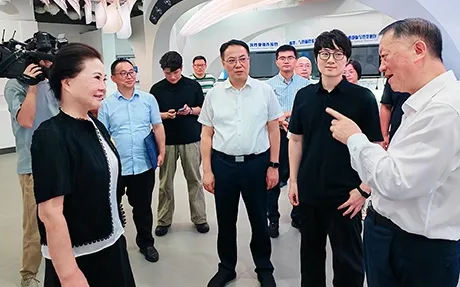 Heinäkuussa 2025 CPPCC:n puheenjohtaja Chen vieraili Sujia Medicalissa